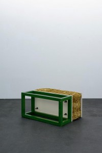 Gary Kuehn – Straw Piece, 1964, Holz, Stroh, Stahl, Lackfarbe, 50.8 x 74.93 x 99.06 cm © Häusler Contemporary