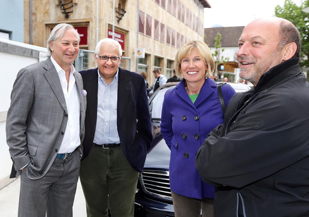 Bauherr Norman J. Huber mit Freundin Christine de Rouvre, Generalunternehmer Kaspar Hilti und Bauleiter Köbi Steiger von der Gebr. Hilti AG © Eddy Risch