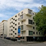 2005 Wohn- und Geschäftshäuser B::west, Bregenz Projekt in Stadtkernlage neben der Hotelanlage Ibis Bregenz. 1 Mietshaus mit 17 Mietwohnungen, 2 innerstädtische Wohn- und Geschäftshäuser mit 2 Geschäftsflächen und 27 Eigentumswohnungen, großteils mit Terrassen, 2-geschossige Tiefgarage ©Bauart