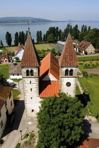 Kirche St. Peter und Paul in Reichenau-Niederzell mit Untersee im Hintergrund © Achim Mende