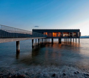 Philosophie: Badehaus Am Kaiserstrand: Mit Ausnahme der aus Beton gearbeiteten Pfähle sowie der Bodenplatte wurde die gesamte Konstruktion aus heimischer Weißtanne errichtet. © Markus Gmeiner, Bauart