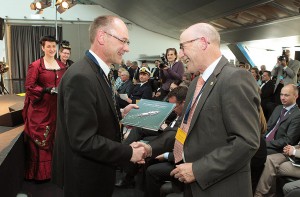 Lothar Wölfle dankt Gastredner Bruno Lüscher mit dem Buch „Faszination Hohentwiel“ © Arno Meusburger