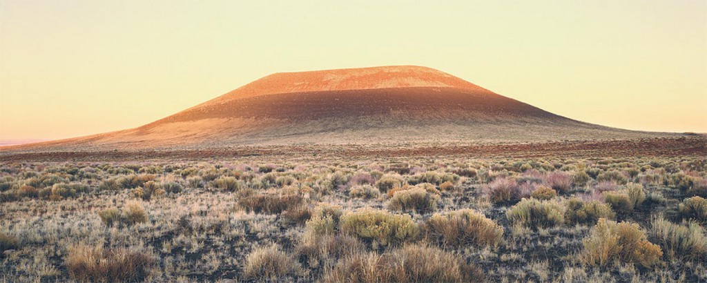 Kunst in der Wüste: James Turrell's Roden Crater at Sunset, 2009, Color Carbon Print, Courtesy © Häusler Contemporary München/Zürich