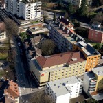 2004 Hotel Ibis, Bregenz 3-Sterne-Stadthotel, betrieben von der Accor Hotel Gruppe, mit 96 Hotelzimmern; innerstädtische Quartiersentwicklung St.-Anna-Str./Albert-Bechtold-Weg, Anschluss an bestehende Stadthäuser, 1 doppelstöckige Tiefgarage mit 102 Parkplätzen in gemeinschaftlicher Nutzung mit den Wohngebäuden B::west © Bauart