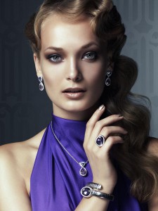 Philosophie: Purple Rain Collier und Ohrringe mit Tansanit, Kunzit und Brillanten in Weissgold Abstrakter Armreif und Ring mit Amethyst und Brillanten in Weissgold von Huber Private Label © Adolf Bereuter