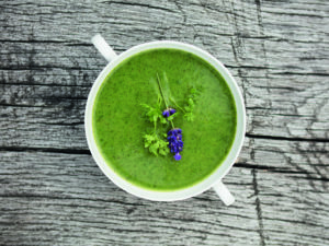 Basensuppe mit Spinat, garniert mit Lavendel