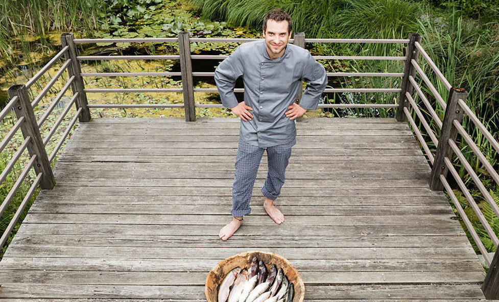 Koch mit frischem Fisch